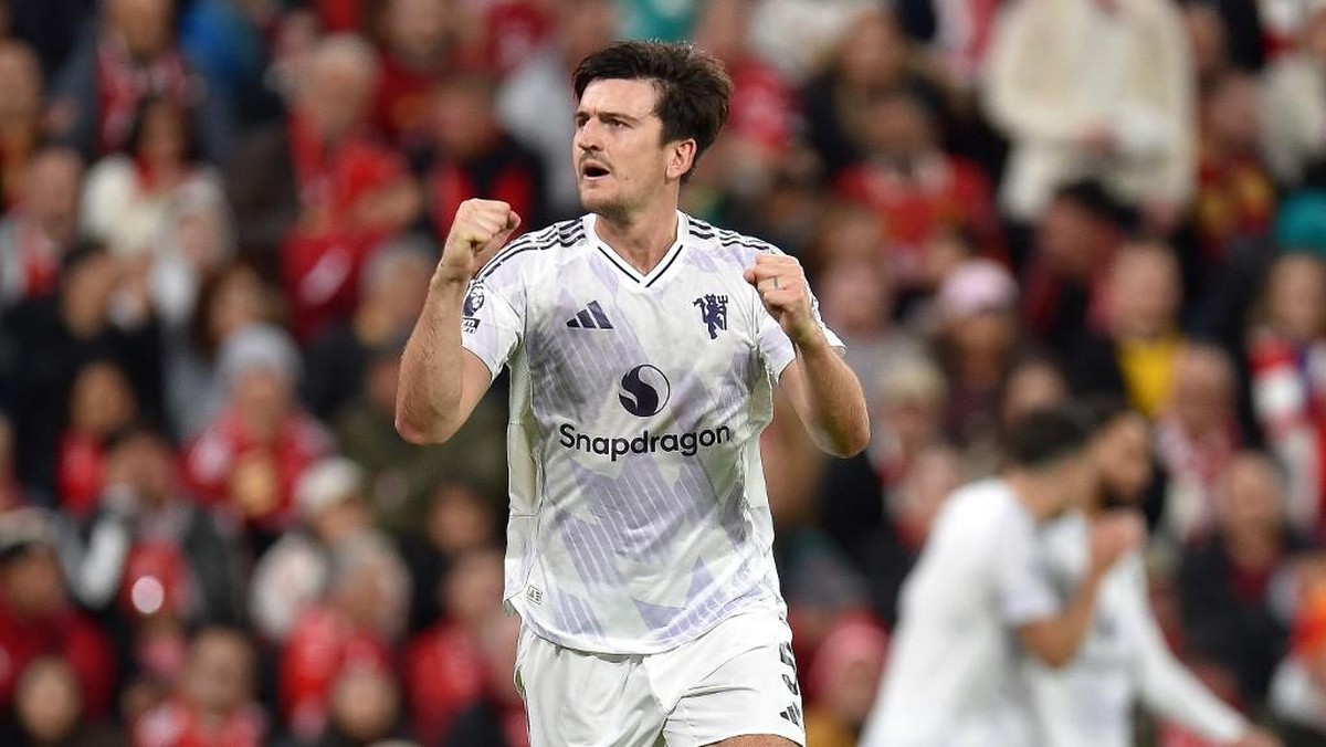 Maguire akan segera meneken kontrak baru bersama MU. Foto: AFP/PETER POWELL