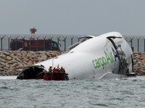Pesawat Kargo Tergelincir-Nyebur ke Laut Hong Kong, 2 Orang Tewas