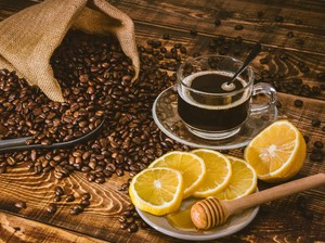 Banyak yang Coba Diet Kopi Campur Lemon, Benar Bisa Bakar Lemak?