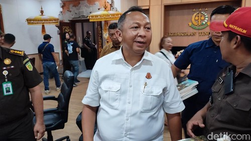 Kajati Bali Ketut Sumedana saat diwawancarai, Senin (20/10/2025).