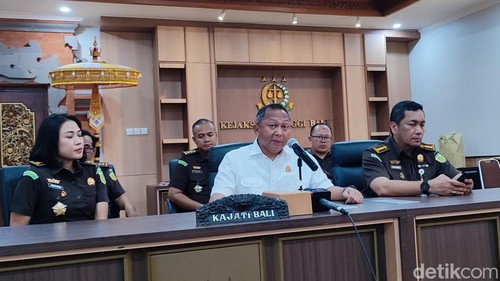 Kajati Bali Ketut Sumedana saat jumpa pers terkait kasus tindak pidana korupsi, Senin (20/10/2025).