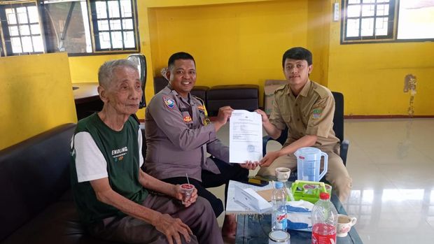 Kakek asal Surabaya bernama Hendro (80) dilaporkan nyasar di wilayah Sukatani, Kabupaten Bekasi