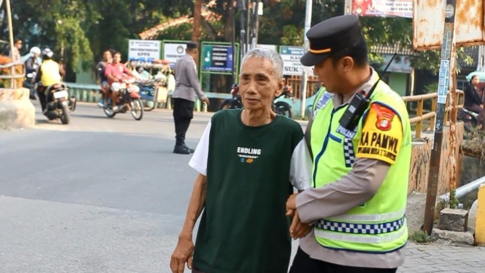 Kakek asal Surabaya bernama Hendro (80) dilaporkan nyasar di wilayah Sukatani, Kabupaten Bekasi
