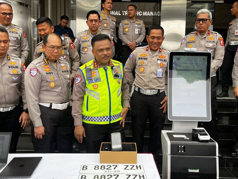 Kakorlantas Polri Irjen Agus Suryonugroho merevitalisasi pelayanan registrasi dan identifikasi kendaraan bermotor (regident) di era digital.