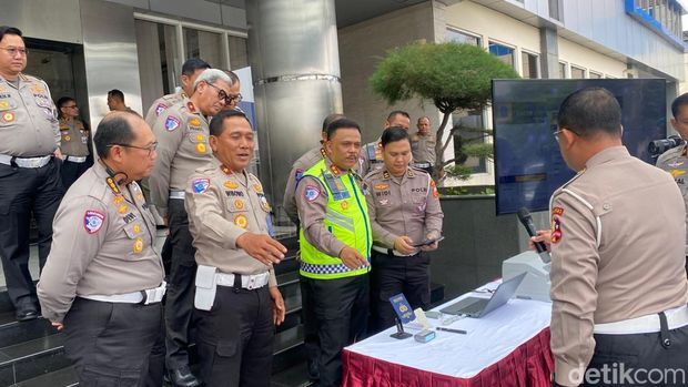 Kakorlantas Polri Irjen Agus Suryonugroho merevitalisasi pelayanan registrasi dan indentifikasi kendaraan bermotor (regident) di era digital.