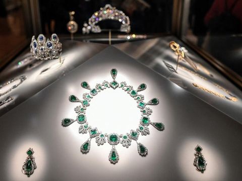 Kalung dan anting-anting dari rangkaian perhiasan Permaisuri Marie-Louise yang dipajang di Galeri Apollon pada 14 Januari 2020 di Museum Louvre di Paris. (Photo by STEPHANE DE SAKUTIN / AFP/File Foto)