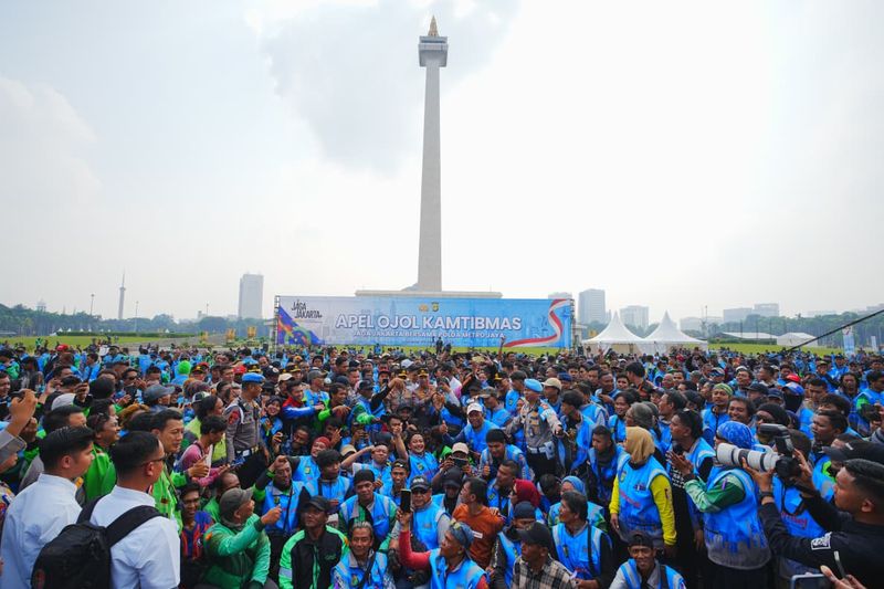 Kapolri Jenderal Listyo Sigit memimpin Apel Ojol Kamtibmas di Monas, Jakarta. Ia menegaskan dukungan Polri untuk ojol sebagai penggerak ekonomi dan keamanan. (dok Istimewa)