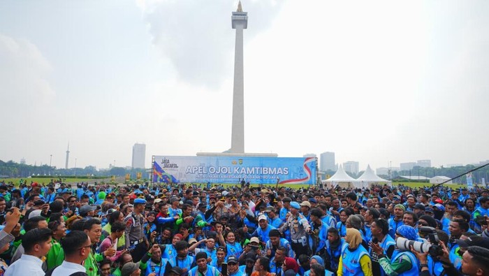 Kapolri Jenderal Listyo Sigit memimpin Apel Ojol Kamtibmas di Monas, Jakarta. Ia menegaskan dukungan Polri untuk ojol sebagai penggerak ekonomi dan keamanan. (dok Istimewa)