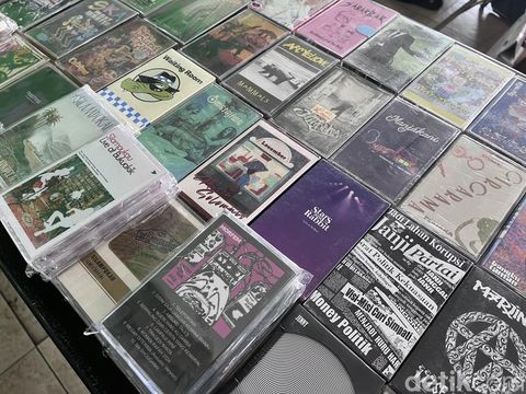 Potret kaset, CD, dan vinyl berjejeran di salah satu lapak Jogja Record Store Club di daerah Pakuncen, Wirobrajan, Kota Jogja, Sabtu (18/10/2025).