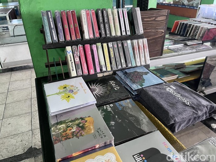 Potret kaset, CD, dan vinyl berjejeran di salah satu lapak Jogja Record Store Club di daerah Pakuncen, Wirobrajan, Kota Jogja, Sabtu (18/10/2025).