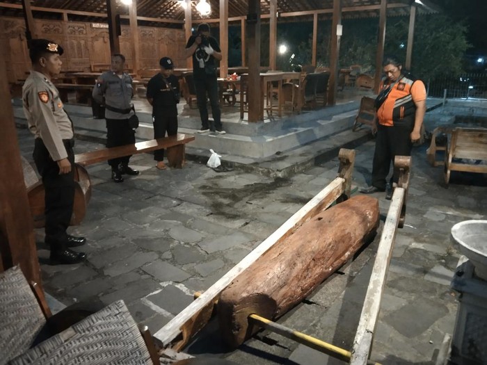 TKP Kentungan roboh menewaskan bocah enam tahun di Kulon Progo, DIY, Minggu (19/10/2025).