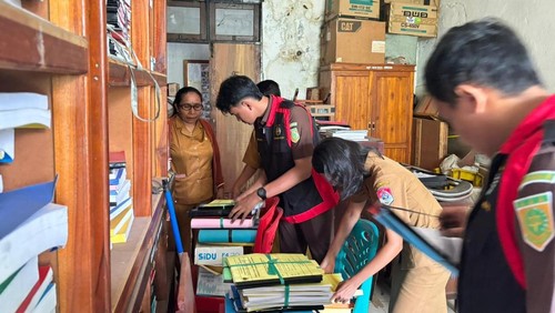 Kejari Lembata melakukan penggeledahan dalam upaya penyidikan dugaan korupsi paket peningkatan Jalan Wowong-Bean-Pantai Pahangwa, Senin (20/10/2025). (Dok. Kejari Lembata)