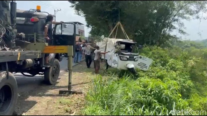 Kendaraan pengangkut MBG kecelakaan di di Jalan Raya Eor, Kecamatan Mangunreja, Kabupaten Tasikmalaya