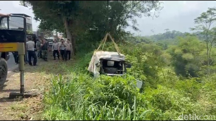 Jabar Hari Ini: Bajaj Angkut MBG Masuk Jurang di Tasikmalaya