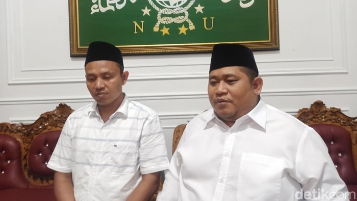 Ketua DPRD Kabupaten Demak, Zayinul Fata (kanan) di rumah dinasnya, Senin (20/10/2025).