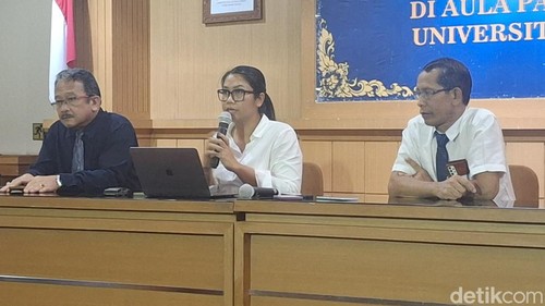 Ketua Unit Komunikasi Publik Unud, Ni Nyoman Dewi Pascarani, saat Konferensi Pers Universitas Udayana di Denpasar, Senin (20/10/2025)