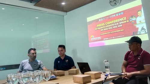 Konferensi pers International Football Championship (IFC) 2025, Senin (20/10/2025). Turnamen kelompok umur ini melibatkan klub Spanyol, Levante. (Krisna Pradipta/detikBali)