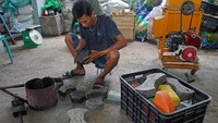 Pekerja mencetak batako dari sampah plastik. Program ini mengolah sekitar 20 kilogram sampah plastik setiap hari. Upaya ini diharapkan menjadi contoh pengelolaan limbah bernilai ekonomi di tingkat lokal. ANTARA FOTO/Hasrul Said