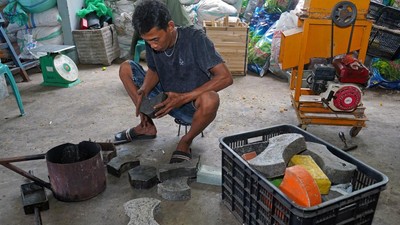 Kreatif! Warga Parepare Sulap Sampah Plastik Jadi Batako dan Pot Tanaman