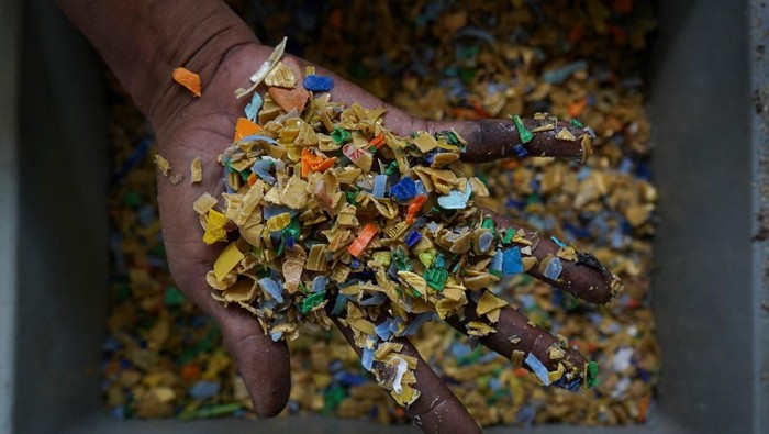 Kreatif! Warga Parepare Sulap Sampah Plastik Jadi Batako dan Pot Tanaman Pekerja mencetak batako dari sampah plastik di Tempat Pengolahan Sampah Reduce-Reuse-Recycle (TP3SR) Kelurahan Lakessi, Kota Parepare, Sulawesi Selatan, Senin (20/10/2025). Kelurahan Lakessi menggagas program pengelolaan sampah plastik menjadi barang bernilai ekonomis seperti batako, pot bunga, hingga plat yang saat ini masih dalam tahap pengembangan dengan total pengolahan sampah plastik sekitar 20 kilogram per hari. ANTARA FOTO/Hasrul Said/YU