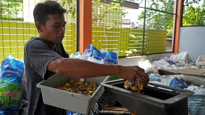 Kreatif! Warga Parepare Sulap Sampah Plastik Jadi Batako dan Pot Tanaman Pekerja mencetak batako dari sampah plastik di Tempat Pengolahan Sampah Reduce-Reuse-Recycle (TP3SR) Kelurahan Lakessi, Kota Parepare, Sulawesi Selatan, Senin (20/10/2025). Kelurahan Lakessi menggagas program pengelolaan sampah plastik menjadi barang bernilai ekonomis seperti batako, pot bunga, hingga plat yang saat ini masih dalam tahap pengembangan dengan total pengolahan sampah plastik sekitar 20 kilogram per hari. ANTARA FOTO/Hasrul Said/YU