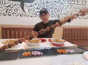 Porsi Jumbo! Warung Sate di Purwokerto Ini Pakai Pedang 1 Meter buat Tusuk