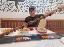Wow! Ada Sate Jumbo yang Disajikan Pakai Pedang Sepanjang 1 Meter