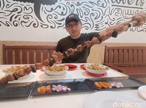 Wow! Ada Sate Jumbo yang Disajikan Pakai Pedang Sepanjang 1 Meter