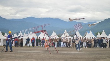 Para peserta menampilkan berbagai jenis robot terbang, mulai dari drone otonom, fixed wing, hingga vertical take-off and landing (VTOL). Mereka bersaing dalam ketepatan terbang, efisiensi, dan kemampuan misi yang menyerupai operasi udara sesungguhnya. ANTARA FOTO/Iggoy el Fitra