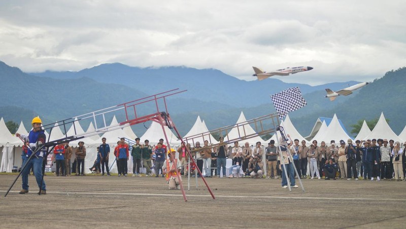 Peserta bersiap menerbangkan pesawat tanpa awak saat Kontes Robot Terbang Indonesia (KRTI) 2025 di Lanud Sutan Sjahrir Padang, Sumatera Barat, Senin (20/10/2025). KRTI diselenggarakan Universitas Andalas didukung Lanud Sutan Sjahrir itu diikuti 87 tim dari 28 kampus di Indonesia sebagai upaya mengembangkan inovasi dan kreativitas di bidang teknologi robotika, khususnya sistem pesawat tanpa awak (UAV). ANTARA FOTO/Iggoy el Fitra