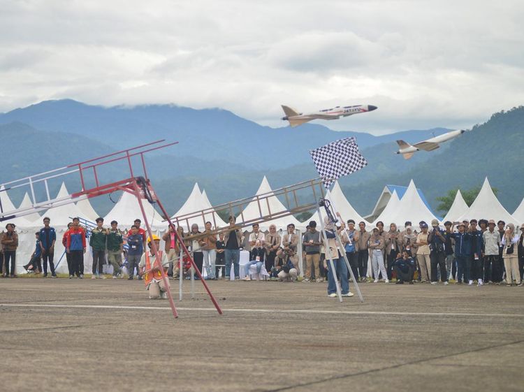 Langit Padang Ramai, 87 Tim Adu Canggih di Kontes Robot Terbang 2025