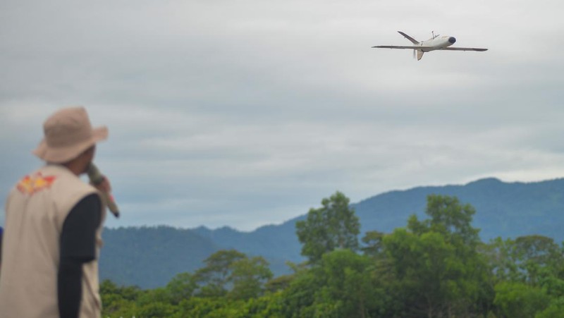 Peserta bersiap menerbangkan pesawat tanpa awak saat Kontes Robot Terbang Indonesia (KRTI) 2025 di Lanud Sutan Sjahrir Padang, Sumatera Barat, Senin (20/10/2025). KRTI diselenggarakan Universitas Andalas didukung Lanud Sutan Sjahrir itu diikuti 87 tim dari 28 kampus di Indonesia sebagai upaya mengembangkan inovasi dan kreativitas di bidang teknologi robotika, khususnya sistem pesawat tanpa awak (UAV). ANTARA FOTO/Iggoy el Fitra