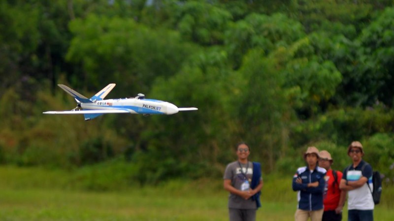 Peserta bersiap menerbangkan pesawat tanpa awak saat Kontes Robot Terbang Indonesia (KRTI) 2025 di Lanud Sutan Sjahrir Padang, Sumatera Barat, Senin (20/10/2025). KRTI diselenggarakan Universitas Andalas didukung Lanud Sutan Sjahrir itu diikuti 87 tim dari 28 kampus di Indonesia sebagai upaya mengembangkan inovasi dan kreativitas di bidang teknologi robotika, khususnya sistem pesawat tanpa awak (UAV). ANTARA FOTO/Iggoy el Fitra