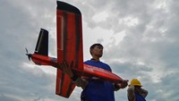 Peserta bersiap menerbangkan pesawat tanpa awak saat Kontes Robot Terbang Indonesia (KRTI) 2025 di Lanud Sutan Sjahrir Padang, Sumatera Barat, Senin (20/10/2025). KRTI diselenggarakan Universitas Andalas didukung Lanud Sutan Sjahrir itu diikuti 87 tim dari 28 kampus di Indonesia sebagai upaya mengembangkan inovasi dan kreativitas di bidang teknologi robotika, khususnya sistem pesawat tanpa awak (UAV). ANTARA FOTO/Iggoy el Fitra