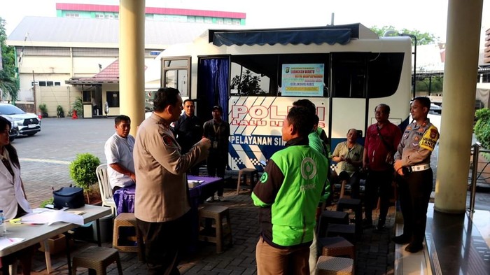 Layanan perpanjang SIM gratis di Polres Pelabuhan Tanjung Priok, Jakarta Utara.