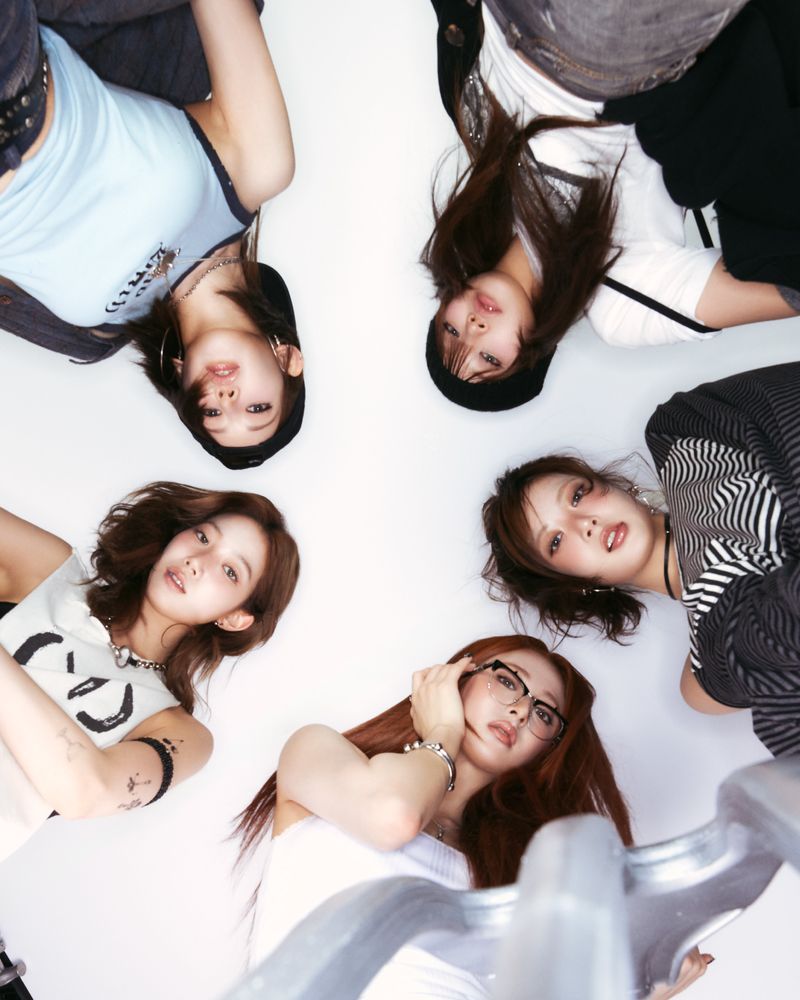 Foto LE SSERAFIM untuk comeback SPAGHETTI.