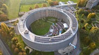 Gedung Vortex di Lausanne, Swiss, dikenal karena arsitekturnya yang berbentuk cincin spiral dan menjadi simbol inovasi desain kampus modern. REUTERS/Cecile Mantovani