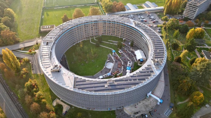 Lomba Unik! Ribuan Pelari Taklukkan Lintasan Melingkar A drone view shows the Vortex, an eight-storey circular building with a 2.8-kilometre helicoidal ramp with a 1% incline housing 941 rooms for the University of Lausanne, in Chavannes-près-Renens, Switzerland, October 16, 2025. REUTERS/Cecile Mantovani