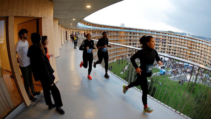 Lomba Unik! Ribuan Pelari Taklukkan Lintasan Melingkar Runners climb the ramp during the Vortex Race, created by students inside the Vortex, an eight-storey circular building with a 2.8-kilometre helicoidal ramp with a 1% incline housing 941 rooms for the University of Lausanne, in Chavannes-près-Renens, Switzerland, October 16, 2025. REUTERS/Stefan Wermuth
