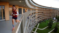 Suasana semarak terlihat di jalur dalam gedung Vortex saat peserta memulai lomba lari sepanjang 7 kilometer yang menantang stamina dan daya tahan. REUTERS/Stefan Wermuth