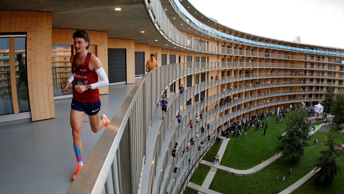 Lomba Unik! Ribuan Pelari Taklukkan Lintasan Melingkar Runners climb the ramp during the Vortex Race, created by students inside the Vortex, an eight-storey circular building with a 2.8-kilometre helicoidal ramp with a 1% incline housing 941 rooms for the University of Lausanne, in Chavannes-près-Renens, Switzerland, October 16, 2025. REUTERS/Stefan Wermuth