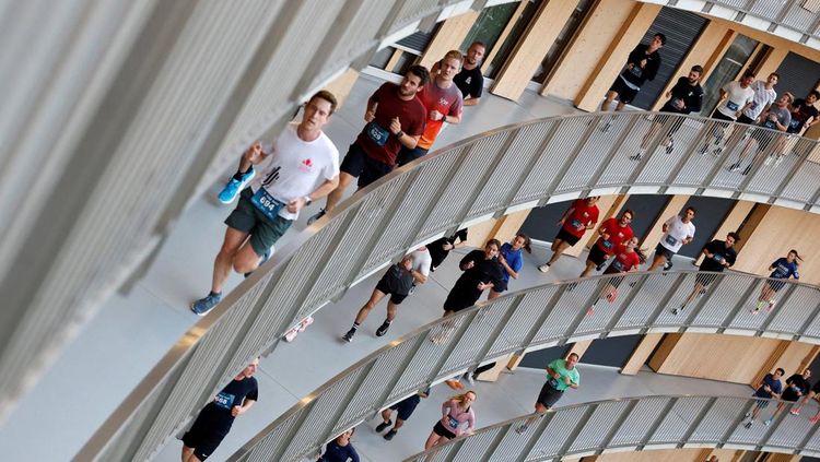 Lomba Unik! Ribuan Pelari Taklukkan Lintasan Melingkar