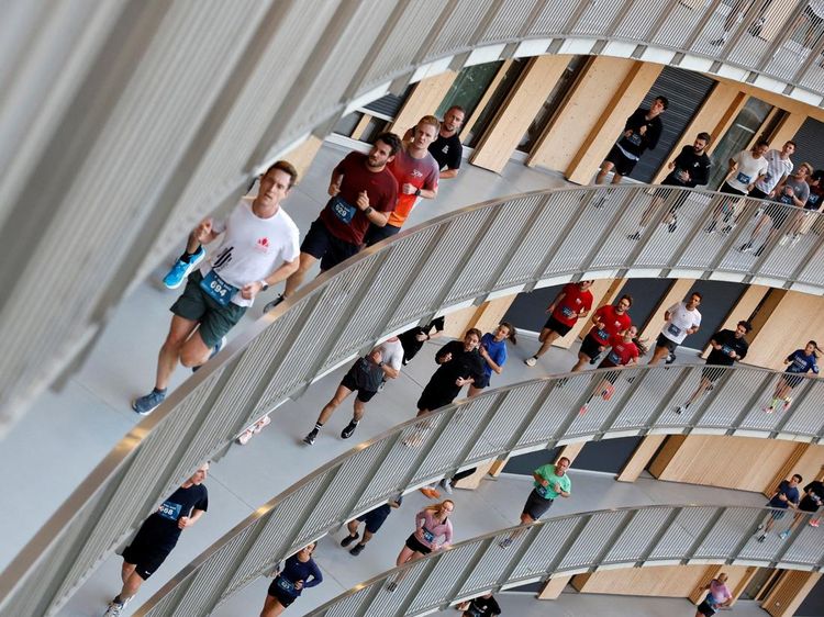 Lomba Unik! Ribuan Pelari Taklukkan Lintasan Melingkar