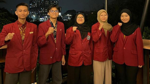 Mahasiswa UMM melakukan uji coba inovasi stroller ajaib yang sedang dikenbangkan