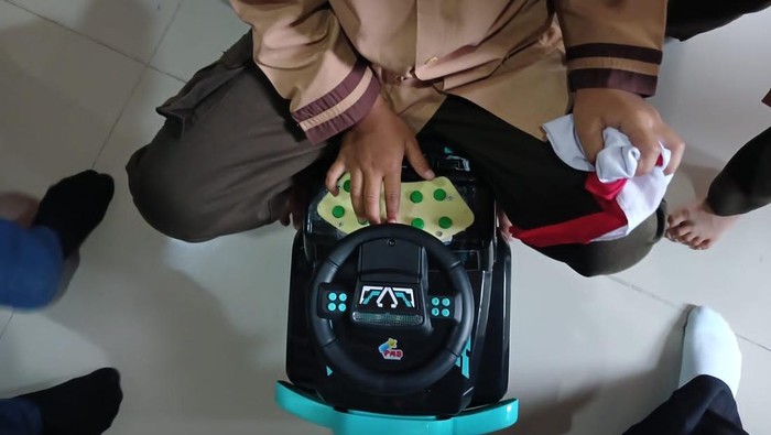 Mahasiswa UMM melakukan uji coba inovasi stroller ajaib yang sedang dikenbangkan