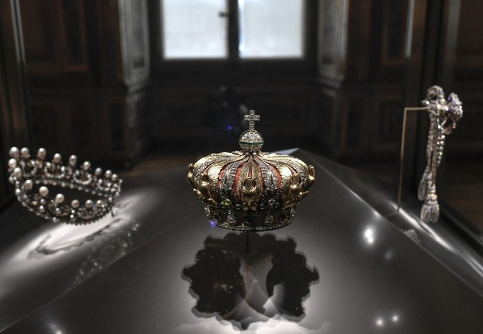 Mahkota Permaisuri Eugenie di Museum Louvre (Photo by STEPHANE DE SAKUTIN / AFP)