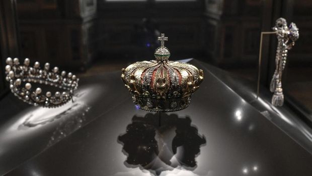 Mahkota Permaisuri Eugenie di Museum Louvre (Photo by STEPHANE DE SAKUTIN / AFP)