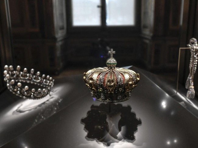 Mahkota Permaisuri Eugenie di Museum Louvre (Photo by STEPHANE DE SAKUTIN / AFP)