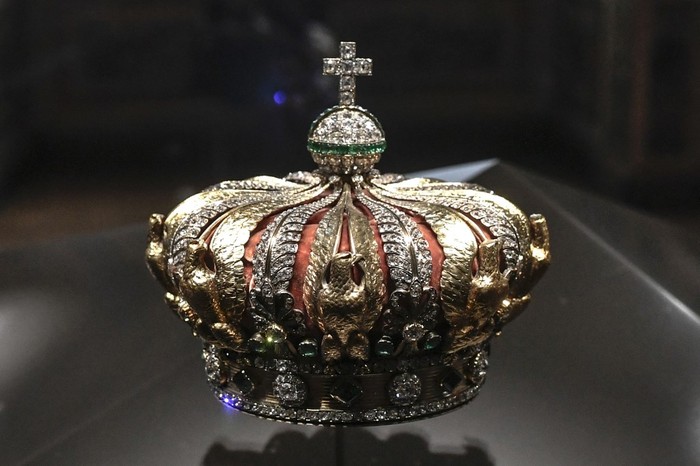 Mahkota Permaisuri Eugenie di Museum Louvre (Photo by STEPHANE DE SAKUTIN / AFP)