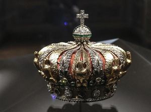 Mahkota Permaisuri Dicuri dari Museum Louvre, Ini Kondisinya Saat Ditemukan!
